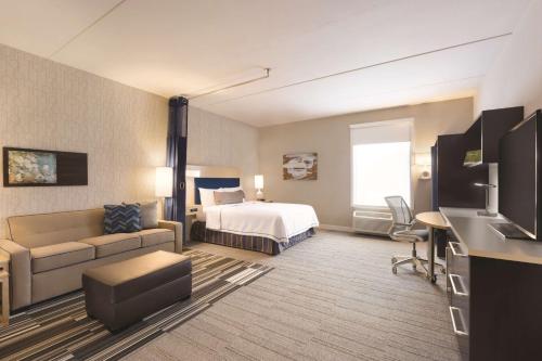 een hotelkamer met een bed en een bank bij Home2 Suites by Hilton Nashville Franklin Cool Springs in Franklin
