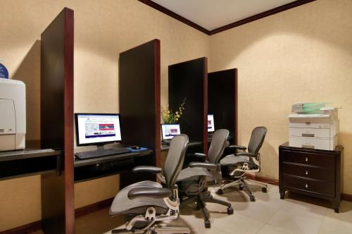 an office with chairs and a desk with a computer at Hilton Nashville Downtown in Nashville