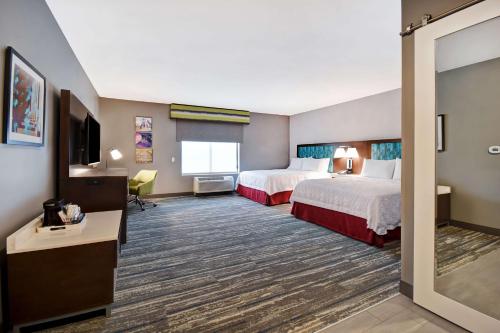 Pleasant ViewHampton Inn Pleasant View的有两张床和一台电视的酒店房间