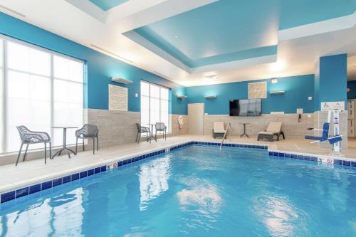 a swimming pool in a hotel room with chairs and tables at Hampton Inn & Suites by Hilton Nashville North Skyline in Nashville