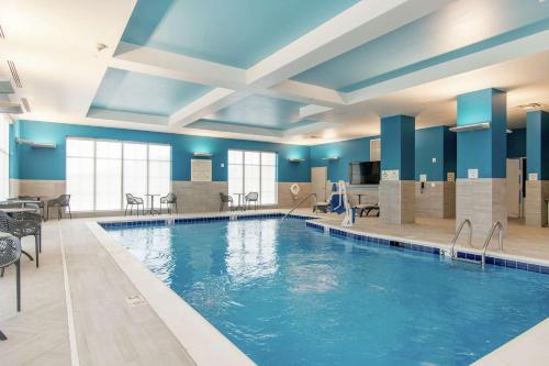 - une piscine dans une chambre d'hôtel aux murs bleus dans l'établissement Hampton Inn & Suites by Hilton Nashville North Skyline, à Nashville