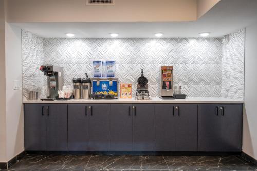 Kemudahan buat kopi dan teh di Express Inn & Suites