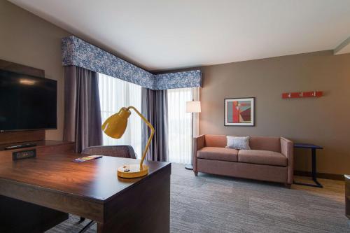 a living room with a couch and a desk in a hotel room at Hampton Inn & Suites by Hilton Nashville North Skyline in Nashville