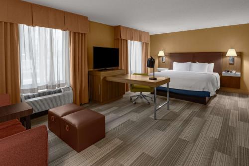 Habitación de hotel con cama y escritorio en Hampton Inn & Suites Banning/Beaumont en Banning