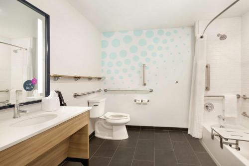 Ένα μπάνιο στο Tru By Hilton Meridian Boise West Id