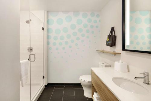 La salle de bains est pourvue de toilettes et d'un lavabo. dans l'établissement Tru By Hilton Meridian Boise West Id, à Meridian