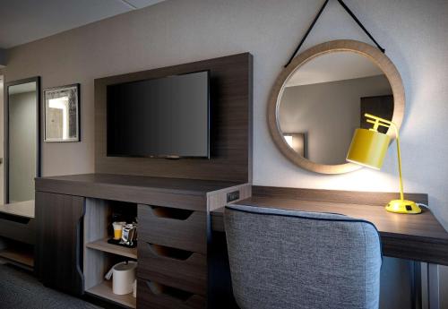 Μια τηλεόραση ή/και κέντρο ψυχαγωγίας στο Hampton Inn by Hilton Boston/Cambridge