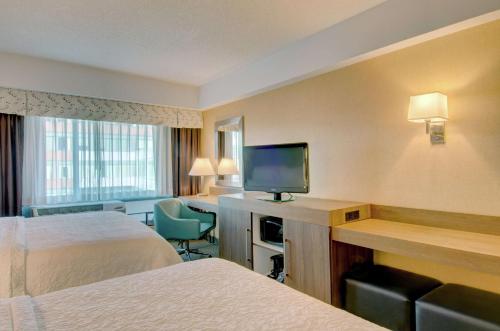 Postel nebo postele na pokoji v ubytování Hampton Inn & Suites Boston Crosstown Center