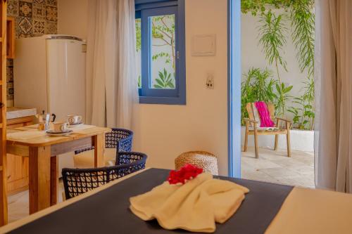 een keuken en eetkamer met een tafel en stoelen bij Vila Maria Pousada in Jericoacoara