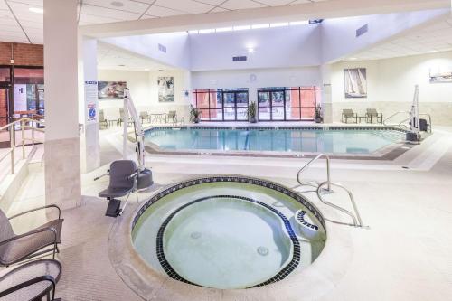 einem Pool mit Whirlpool in der Mitte eines Gebäudes in der Unterkunft DoubleTree by Hilton Boston-Andover in Andover