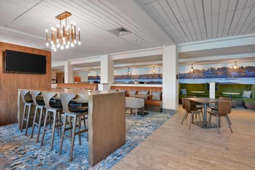 Μια τηλεόραση ή/και κέντρο ψυχαγωγίας στο Hampton Inn Salem, Ma