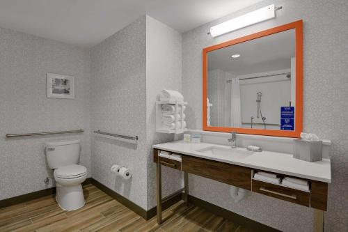 Ένα μπάνιο στο Hampton Inn Salem, Ma