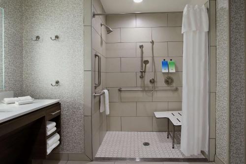 y baño con ducha y lavamanos. en Home2 Suites By Hilton Beaumont, Tx en Beaumont