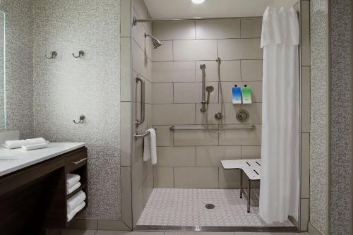 博蒙特Home2 Suites By Hilton Beaumont, Tx的带淋浴和水槽的浴室