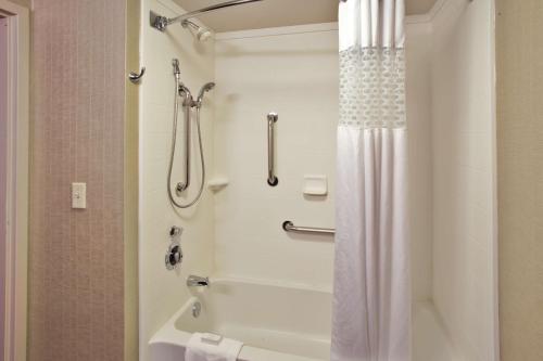 uma casa de banho com chuveiro e cortina de chuveiro em Hampton Inn Bowie em Bowie
