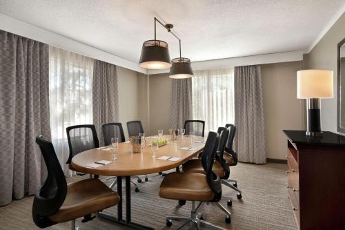 Posezení v ubytování Embassy Suites Brunswick