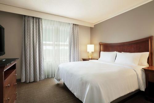 een hotelkamer met een groot bed en een raam bij Embassy Suites Brunswick in Brunswick