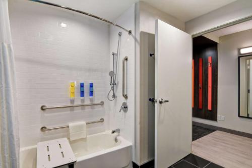y baño con ducha y lavamanos. en Tru By Hilton Baton Rouge Citiplace en Baton Rouge