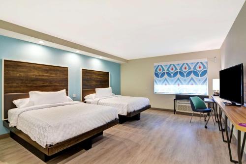 een hotelkamer met 2 bedden en een flatscreen-tv bij Tru By Hilton Baton Rouge Citiplace in Baton Rouge