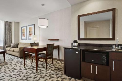 Kuchyň nebo kuchyňský kout v ubytování Embassy Suites Buffalo