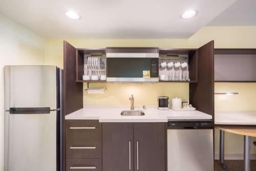 Η κουζίνα ή μικρή κουζίνα στο Home2 Suites By Hilton Bowling Green