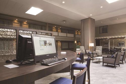 Una televisión o centro de entretenimiento en Doubletree by Hilton Laurel, MD