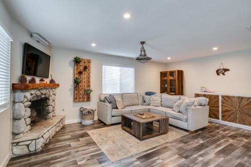 Cozy Big Bear Cabin with Hot Tub and Outdoor Kitchen!
