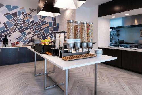 Kuchyň nebo kuchyňský kout v ubytování Hilton Garden Inn Columbia Downtown