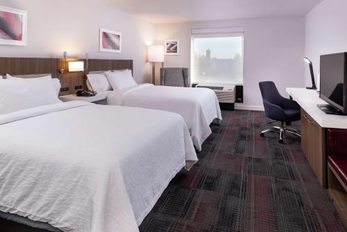 Un pat sau paturi într-o cameră la Hilton Garden Inn Columbia Downtown