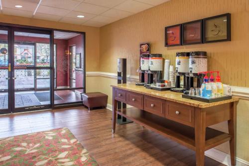 Příslušenství pro přípravu čaje a kávy v ubytování Hampton Inn Columbia Northeast-Fort Jackson Area