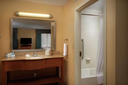 y baño con lavabo, espejo y ducha. en Hampton Inn & Suites Canton, en North Canton