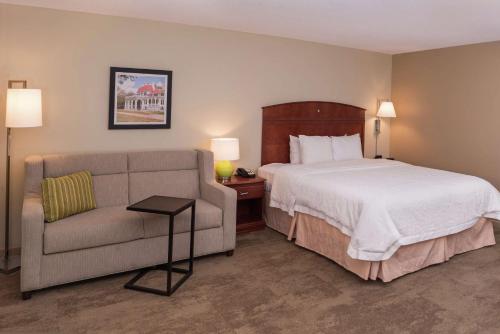 una camera d'albergo con letto e divano di Hampton Inn Columbia Northeast-Fort Jackson Area a Columbia
