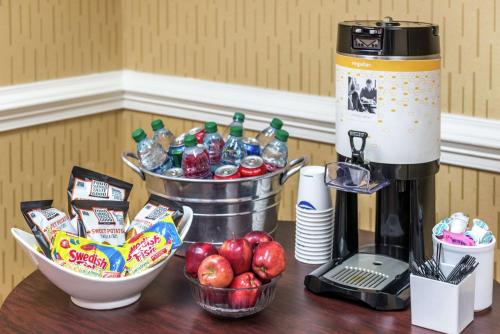 Příslušenství pro přípravu čaje a kávy v ubytování Hampton Inn Columbia Northeast-Fort Jackson Area