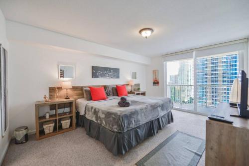 1 dormitorio con cama grande y ventana grande en Amazing City Views from Luxurious Condo At Brickell, en Miami