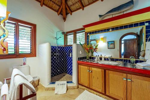 Kuchyň nebo kuchyňský kout v ubytování Luxurious & Spacious Beach Villa - El Sosiego