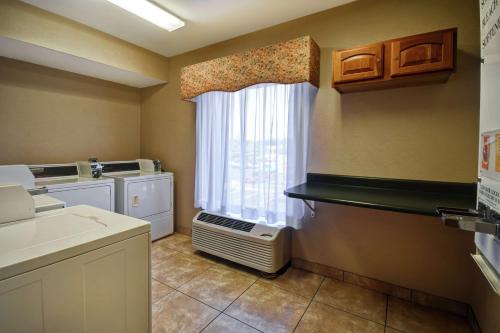 uma pequena cozinha com um lavatório e uma janela em Hampton Inn Chicopee - Springfield em Chicopee