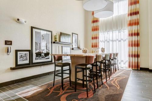 Μια τηλεόραση ή/και κέντρο ψυχαγωγίας στο Hampton Inn Poplar Bluff
