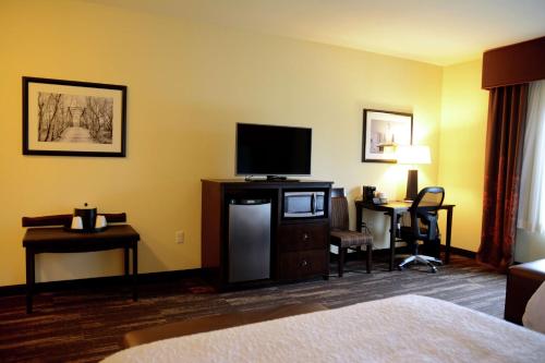 Μια τηλεόραση ή/και κέντρο ψυχαγωγίας στο Hampton Inn Poplar Bluff