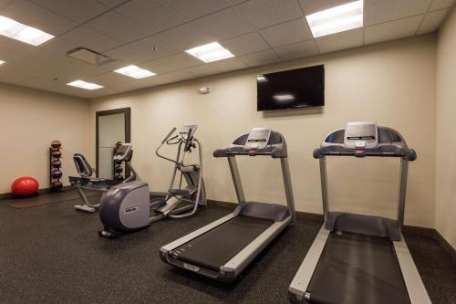 Hampton Inn Cumberlandにあるフィットネスセンターまたはフィットネス設備