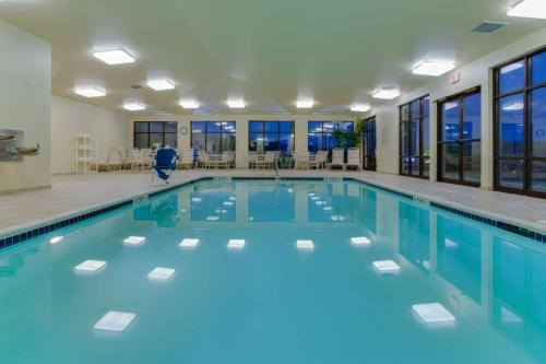 uma grande piscina com água azul num edifício em Hampton Inn Clearfield em Clearfield