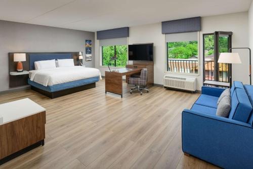 een hotelkamer met een bed en een bureau bij Hampton Inn Blue Ridge, GA in Blue Ridge