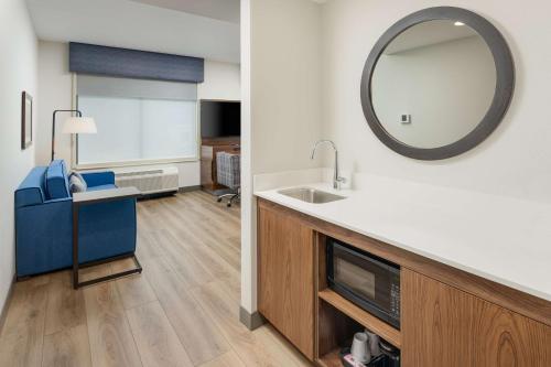 een badkamer met een wastafel en een spiegel bij Hampton Inn Blue Ridge, GA in Blue Ridge