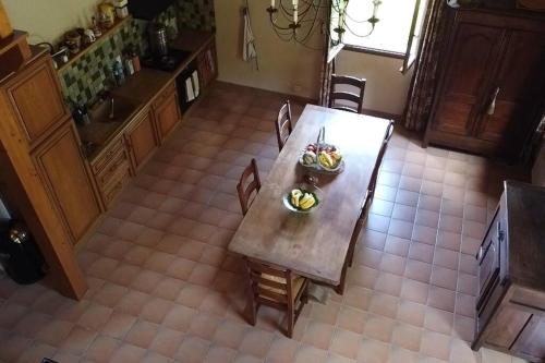 - une vue de tête sur une table dans une cuisine avec un bol de fruits dans l'établissement Romantique, avec son petit étang privé en Dordogne, à Montignac
