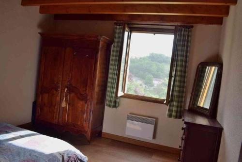 - une chambre avec une fenêtre et un lit dans une pièce dans l'établissement Romantique, avec son petit étang privé en Dordogne, à Montignac