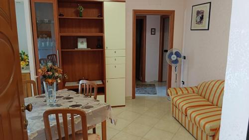 Rita's House في Bivona: غرفة معيشة مع طاولة وأريكة