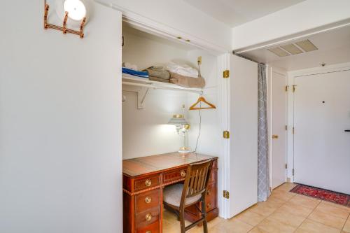 una oficina con escritorio y silla en Scenic Tucson Vacation Rental with Patio and Grill!, en Tucson