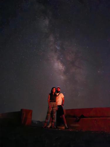 Tetamu yang menginap di Wadi Rum Candles Camp