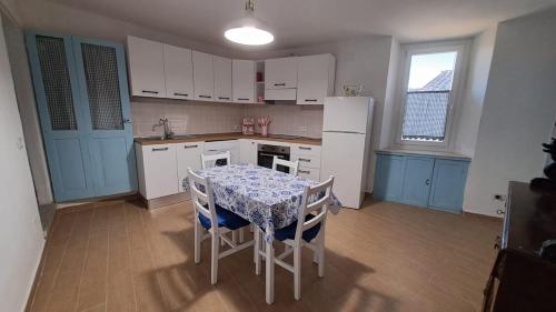 uma cozinha com uma mesa e cadeiras e um frigorífico em La Casetta di Treville em Ozzano Monferrato