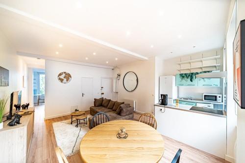 Il comprend une cuisine et un salon avec une table en bois. dans l'établissement Le Saint Clair charmant 3 pers - Caluire et Cuire, à Caluire-et-Cuire