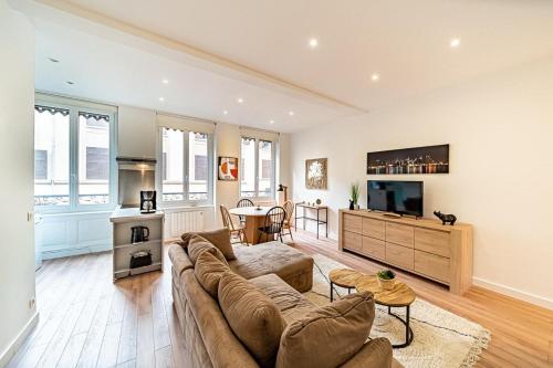 uma sala de estar com um sofá e uma televisão em Le Saint Clair charmant 3 pers - Caluire et Cuire em Caluire-et-Cuire
